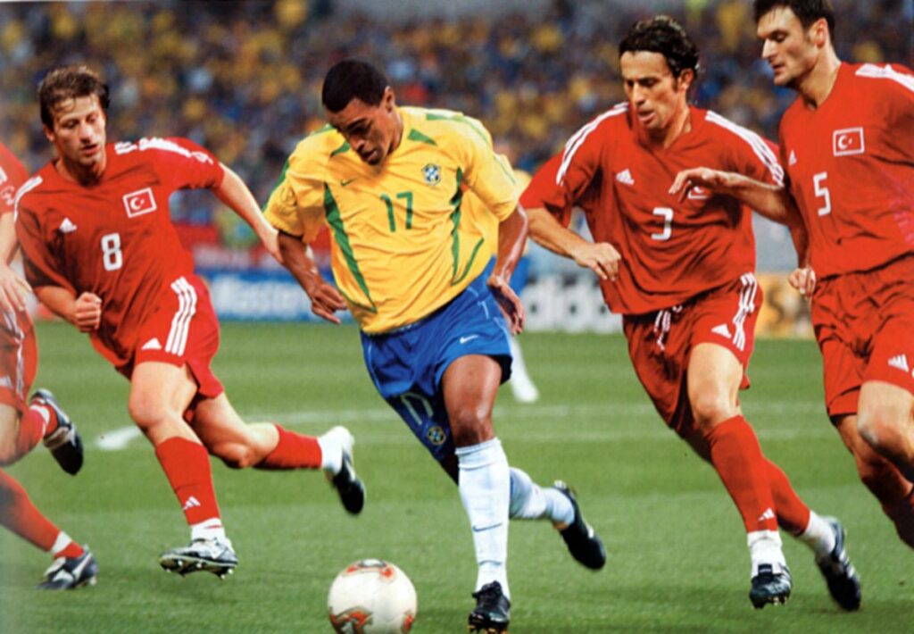 Copa-2002-Denilson-contra-a-Turquia-Acervo-CBF-4-1024x710 Brasil nas Copas: 2002, pentacampeão com maestria