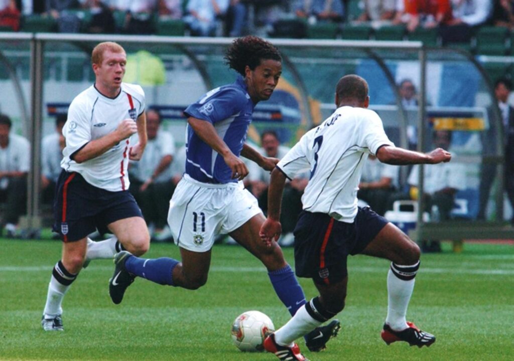 Copa-2002-Ronaldinho-contra-a-Inglaterra-Acervo-CBF-3-1024x720 Brasil nas Copas: 2002, pentacampeão com maestria