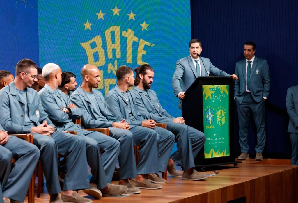 Gustado-Dias-fala-Rafael-Ribeiro-CBF-1024x698 Seleção se despede dos funcionários da CBF antes de viajar para os EUA
