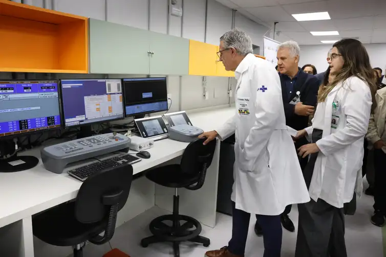 Padilha-na-radioterapia-Rovena-Rosa-Agencia-Brasil-1-2 Hospital universitário no Rio inaugura era de UTIs Inteligentes no SUS