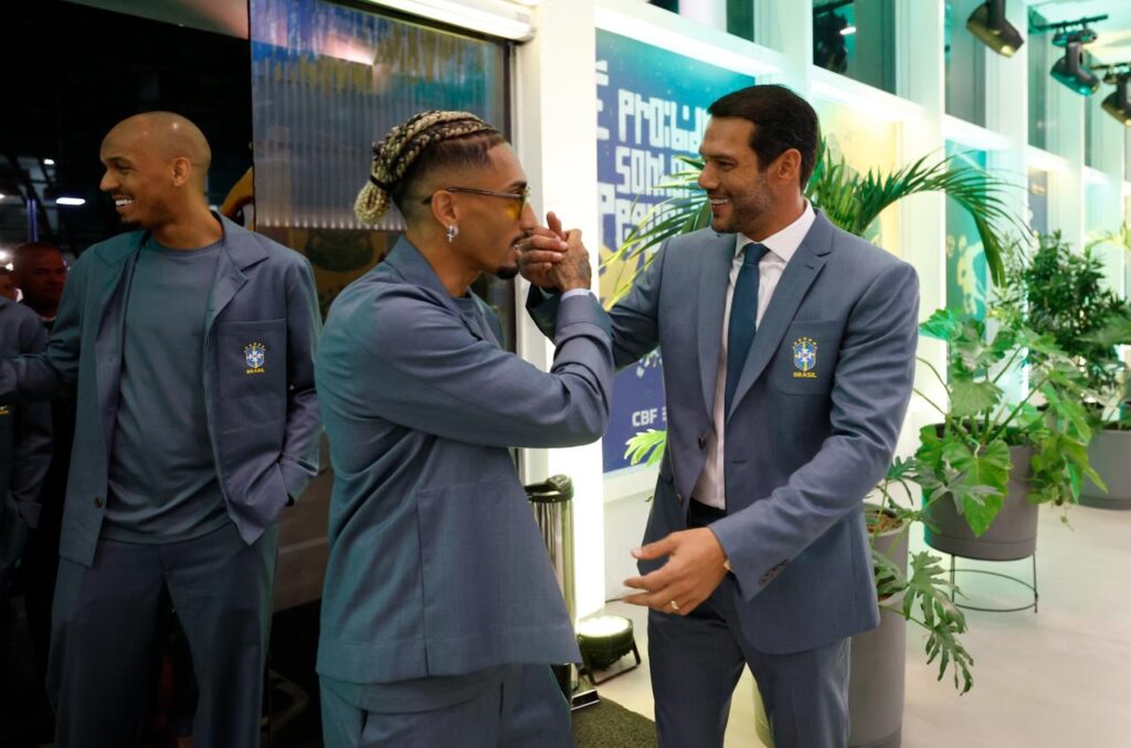 Raphinha-e-Samir-Xaud-CBF-Rafael-Ribeiro-CBF-1024x677 Seleção se despede dos funcionários da CBF antes de viajar para os EUA