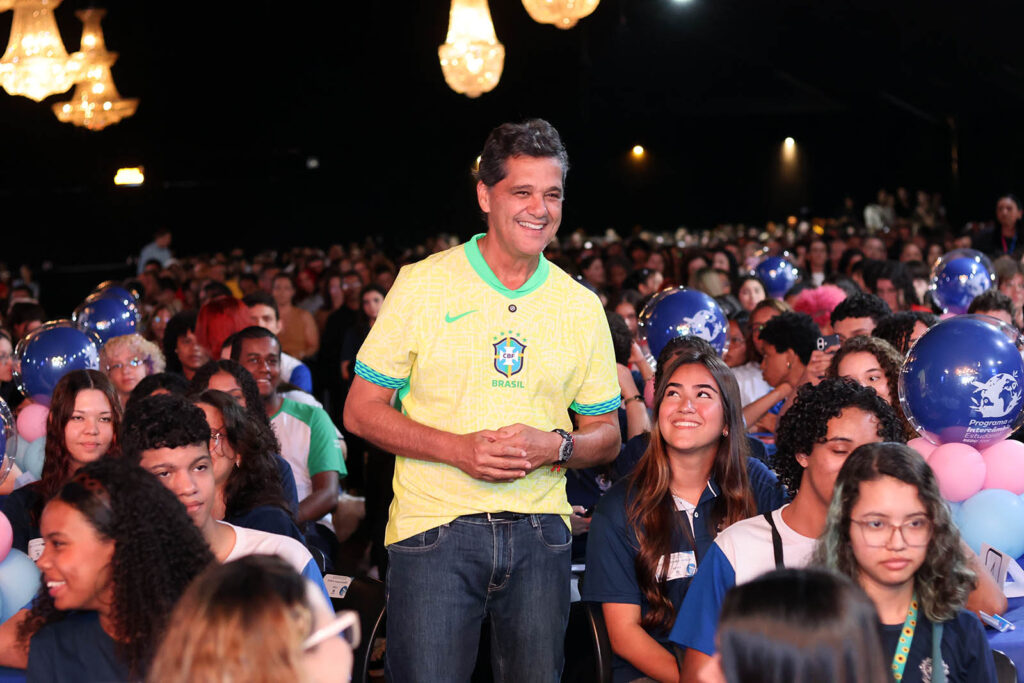 Ricardo-Ferraco-com-intercambistas-Governo-ES-2-1024x683 Governador anuncia destinos dos 500 estudantes selecionados para o Intercâmbio Sedu