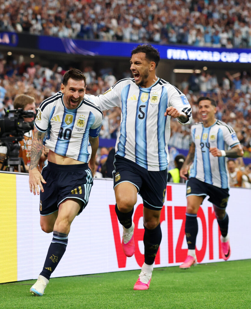 a693f944-6297-4928-9438-4ecaecdb8917-832x1024 Messi se isola na artilharia das Copas e Argentina vai ao mata-mata