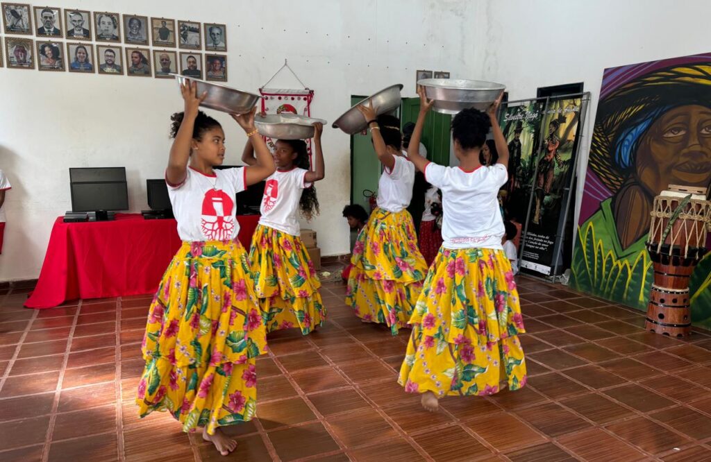 Alunos-do-instituto-tem-aulas-de-danca-teatro-jongo-e-outras-manifestacoes-artisticas-e1785326346803-1024x666 Parceria entre Suzano e Tambor de Raiz fortalece acesso à cultura e à educação em Conceição da Barra