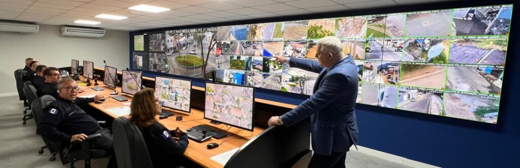 Central-de-videomonitoramento-Prefeitura-de-Linhares-e1784943271473-1024x332 Linhares inaugura novo Centro Integrado de Comando e Controle