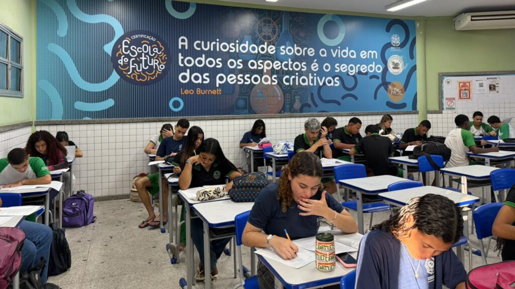 Conecta-Jovem-professor-estudante-escola-Prefeitura-de-Linhares-2-e1785325114468-1024x576 Conecta Jovem abre inscrições para orientar jovens na escolha da carreira profissional