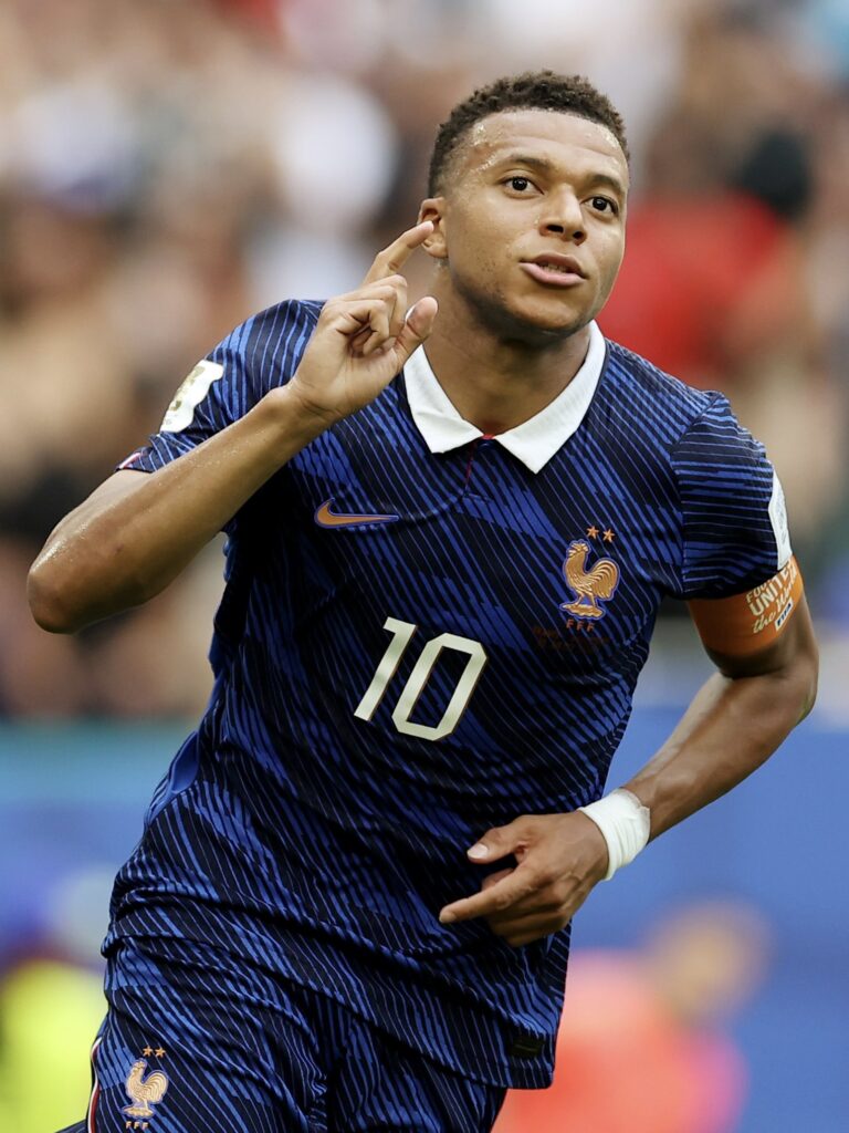 Inglaterra-vence-a-Franca-@England-Via-Fotos-Publicas-3-768x1024 Em jogaço, Inglaterra leva 3ª lugar e Mbappé vira o maior artilheiro das Copas
