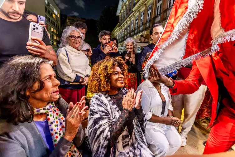 zeze_motta_com_salgueiro_creditos_michele_castilho Xica da Silva, de Cacá Diegues, volta aos cinemas restaurado em 4K