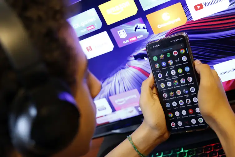 Celular-aplicativos-Bruno-Peres-ABr ANPD determina que Discord suspenda transmissões ao vivo no Brasil