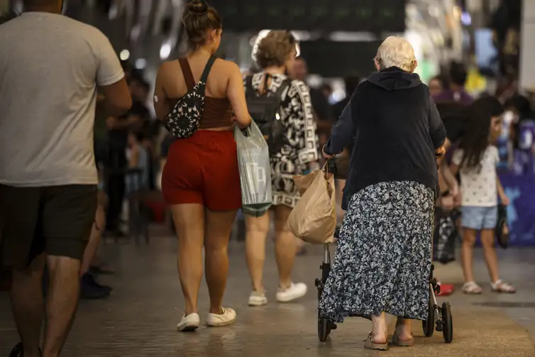Idosos-rua-Marcelo-Camargo-ABr Com envelhecimento da população, eleitorado jovem recua 22% em 16 anos