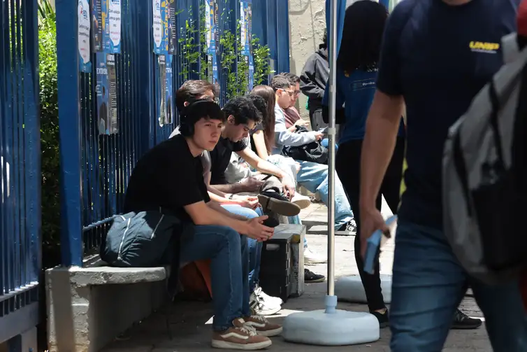 Jovens-ponto-de-onibus-Paulo-Pinto-ABr Com envelhecimento da população, eleitorado jovem recua 22% em 16 anos