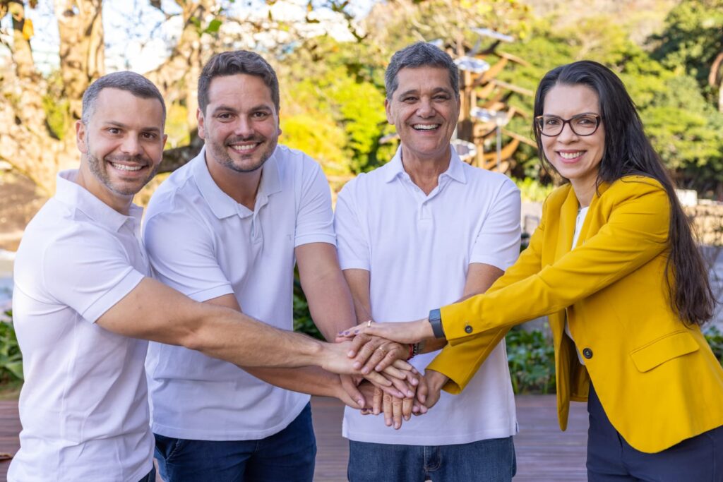 Ricardo-Ferraco-e-Camilo-Neves-com-Wanderson-Bueno-e-Juliani-Nunes-Cid-Costa-1024x683 Ricardo Ferraço anuncia Camillo Neves como vice na disputa ao Governo do Estado