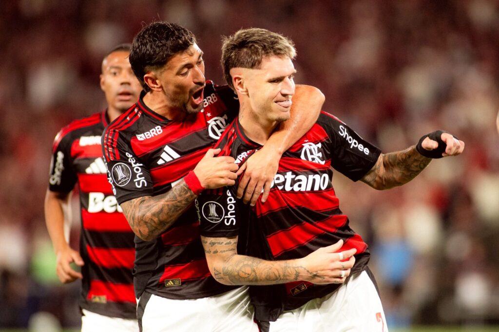 Varela-com-Arrasca-e-De-la-Cruz-Adriano-Fontes-CRF-1024x682 Com quatro anos de Flamengo, Varela comemora 10 títulos conquistados em 150 jogos