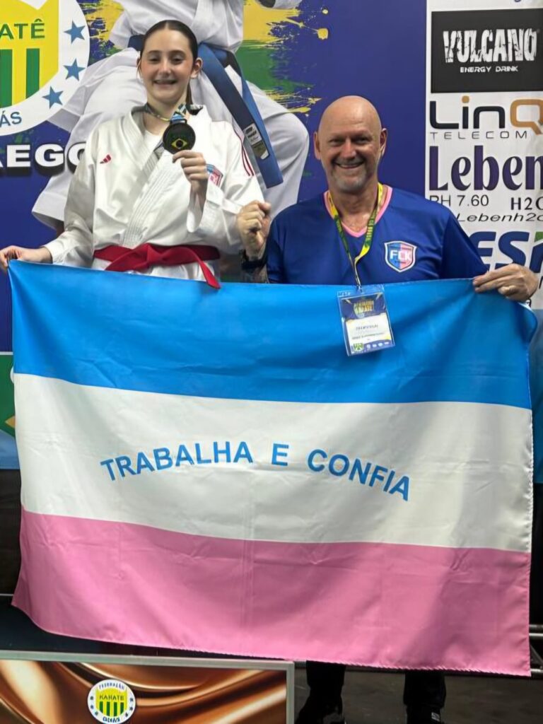 Dhara-Zuqui-karate-Arquivo-da-familia-2-768x1024 Dhara Zuqui conquista duas medalhas e garante vaga na final do Brasileiro de Karatê