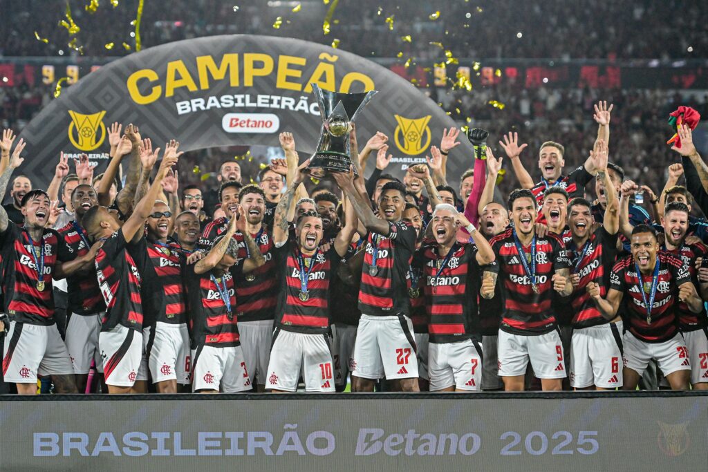 Flamengo-campeao-do-Brasileirao-2026-Staff-Images-CBF-1024x683 Flamengo é indicado a ‘melhor clube’ na Bola de Ouro 2026