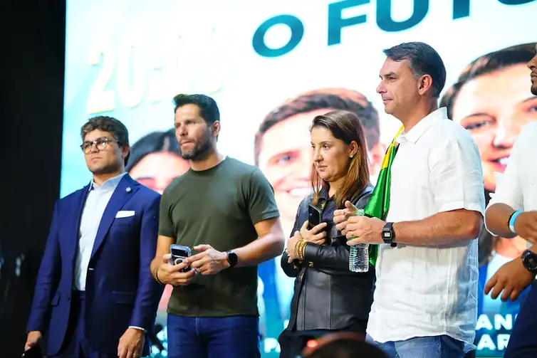 Flavio-Bolsonaro-com-influenciadores-SP-Vittor-Sales-Campanha-Flavio Lula confirma PEC da Tarifa Zero; Flávio tem apoio de sertanejos