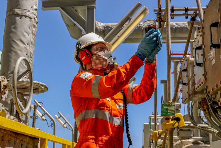 Plataforma-petroleo-P71-Tania-Rego-ABr-trabalhador ANP espera leiloar mais de 320 blocos de petróleo nesta quarta